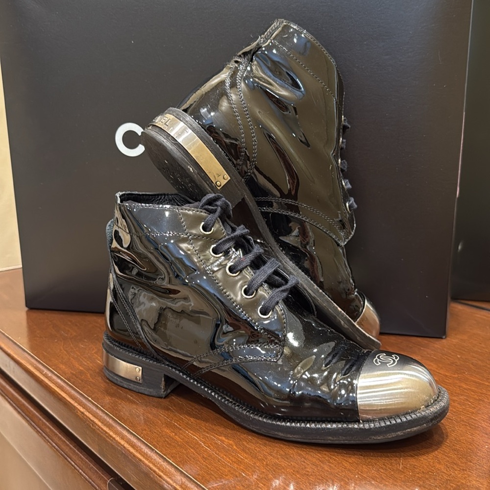 RARE Chanel Patent Leather Metal Toe CC Boots 37,5 - Picture 3 of 6